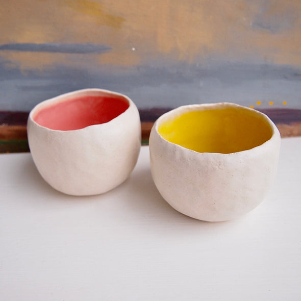 pink and yellow round ring bowls